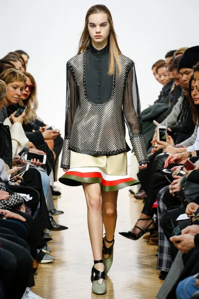 Look 17